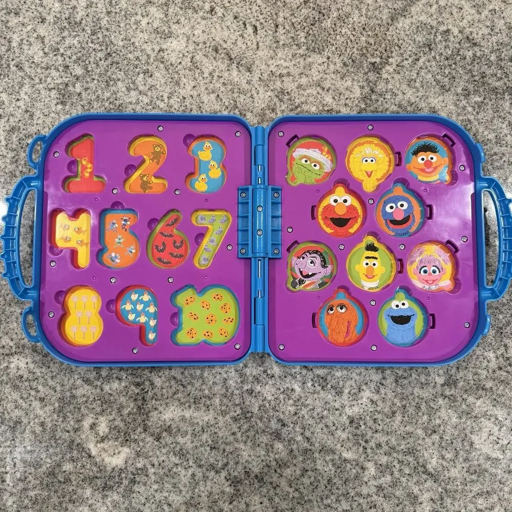 2015 Sesame Street/Hasbro-Cookie Monsters Numbers On the Go Case/Playset-Blue VG